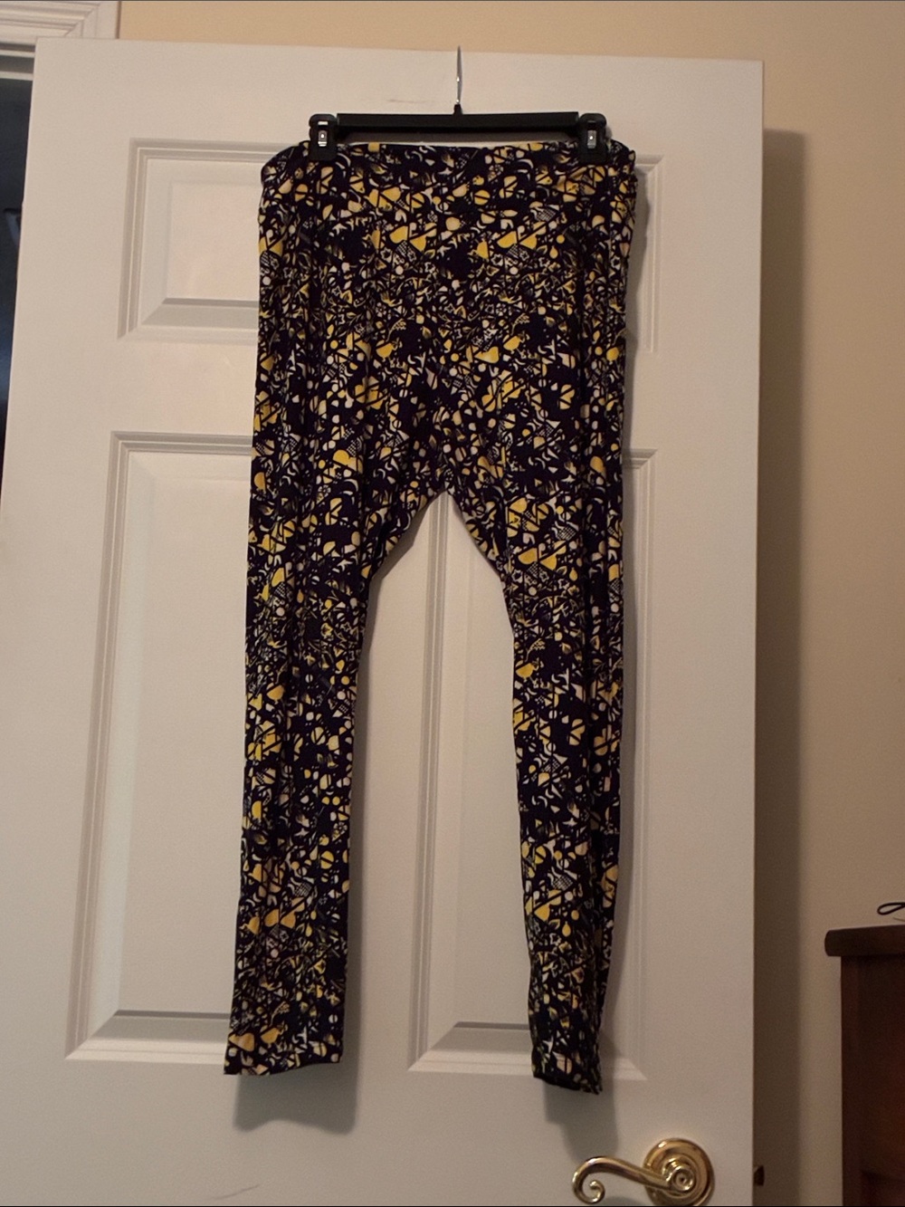 Womens Black & Yellow Patterned Leggings